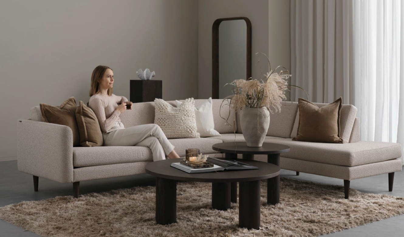 Hjellegjerde sofa og macala sofabord hos Fagmøbler