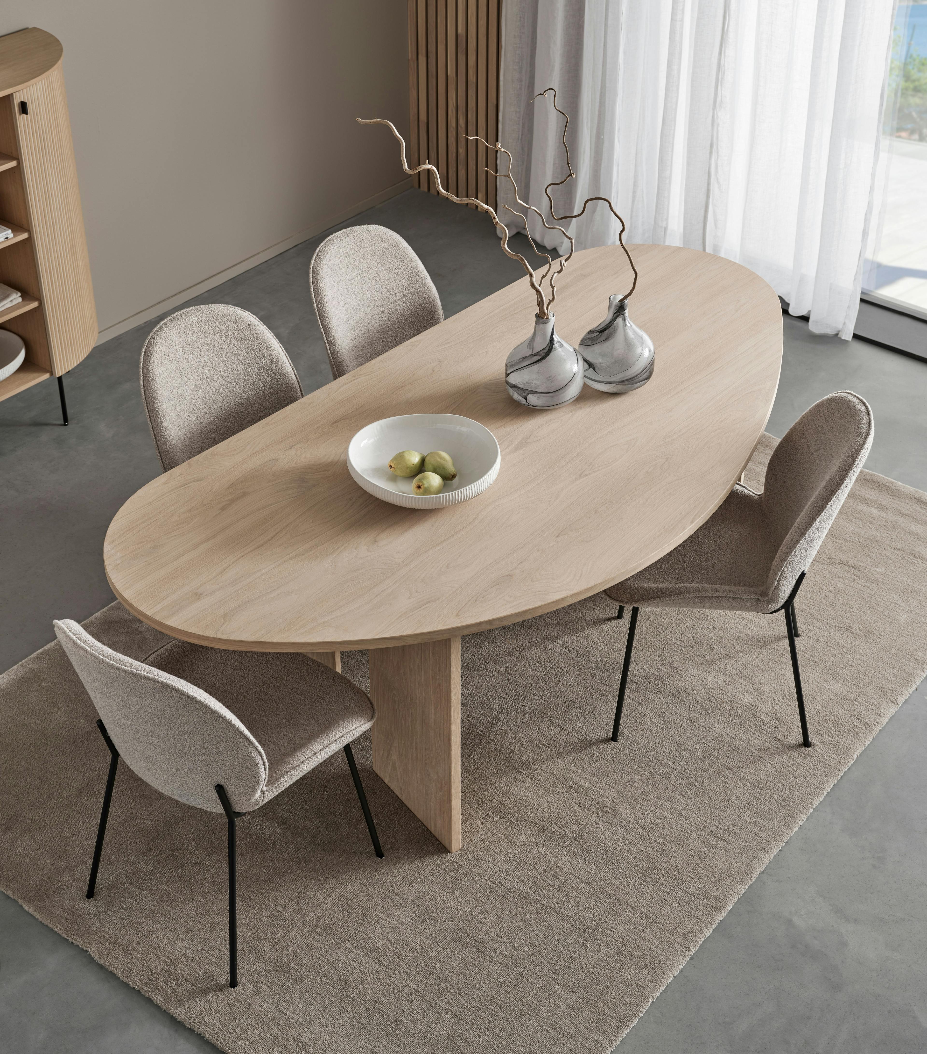 Spisebord med organisk utseende i eik fra Fagmøbler