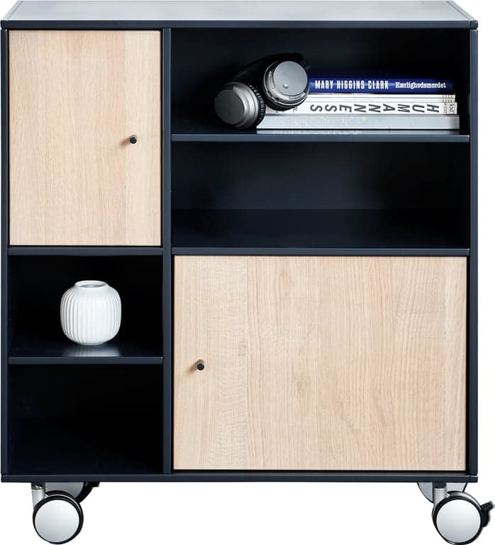 Square Classic oppsett 186 reol med hjul - 71 x 42 x H81 cm. Modulsystem oppsett 186. Liten praktisk reol med hjul, antrastitt skrog og asymmetriske dører i hvitljet eik. - Produktbilde