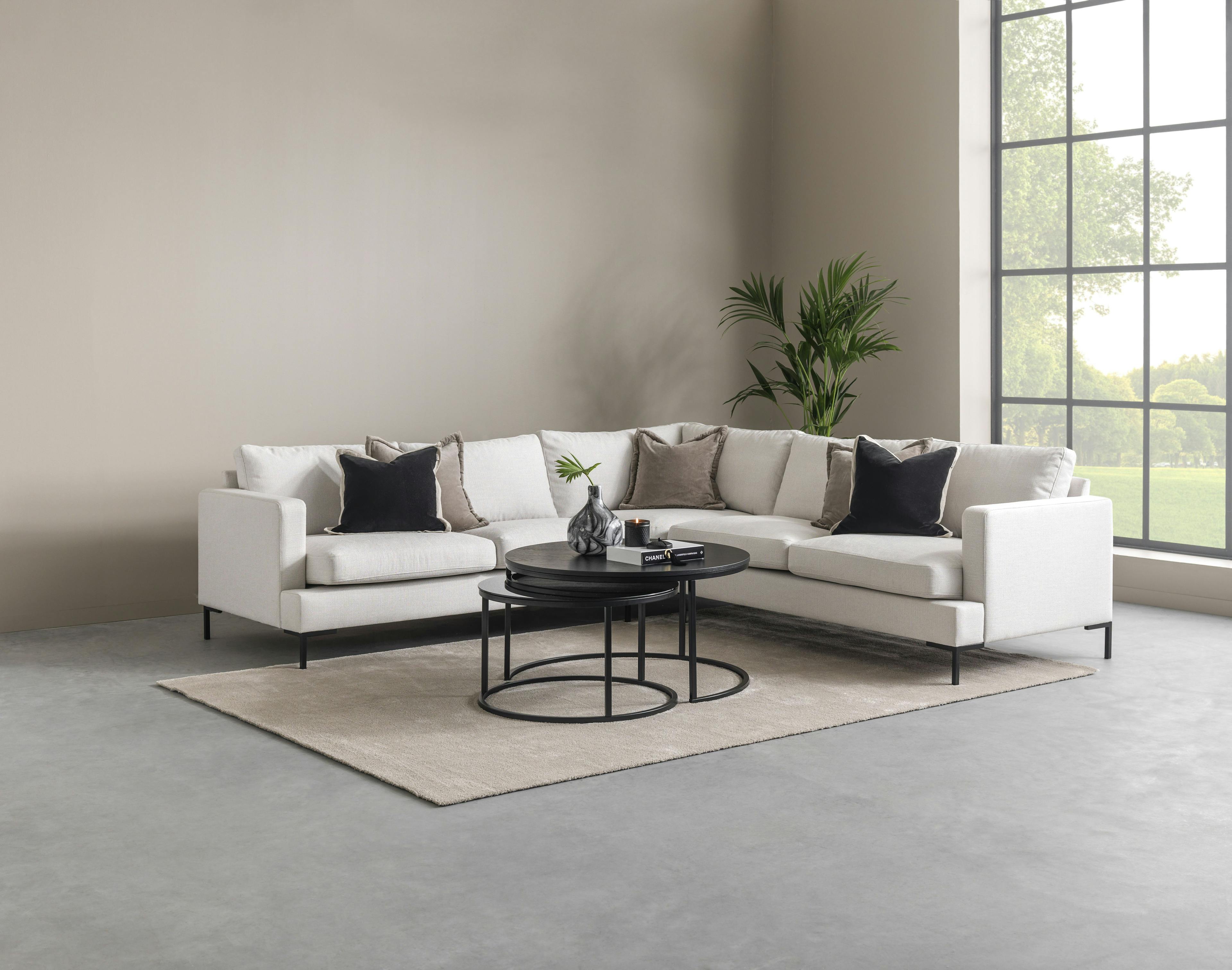 Sone modulsofa i hvit stoff med sofabord og teppe