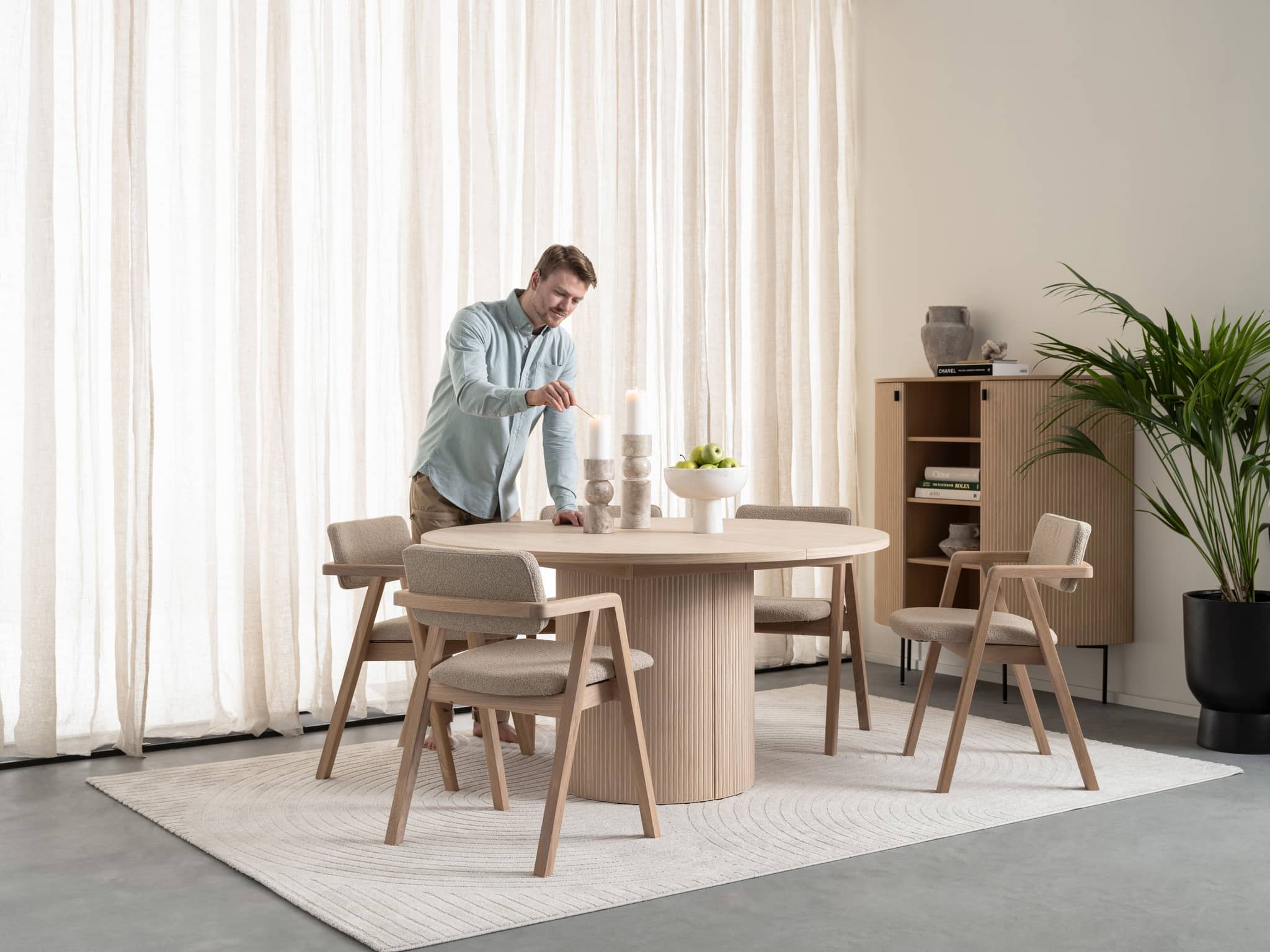 Linea spisebord med spisestoler