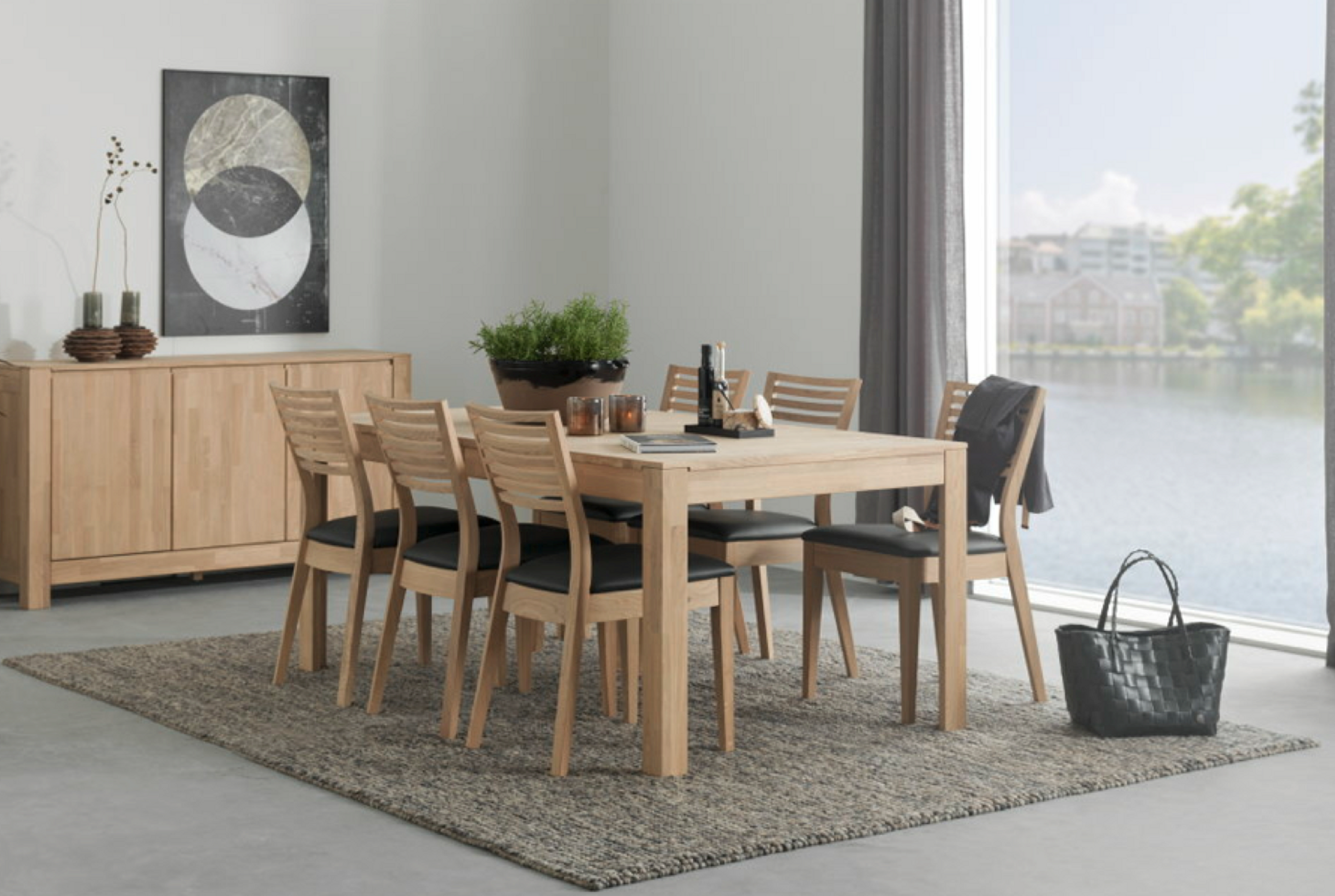 Lugano spisebord med matchende spisestoler i eik fra Fagmøbler