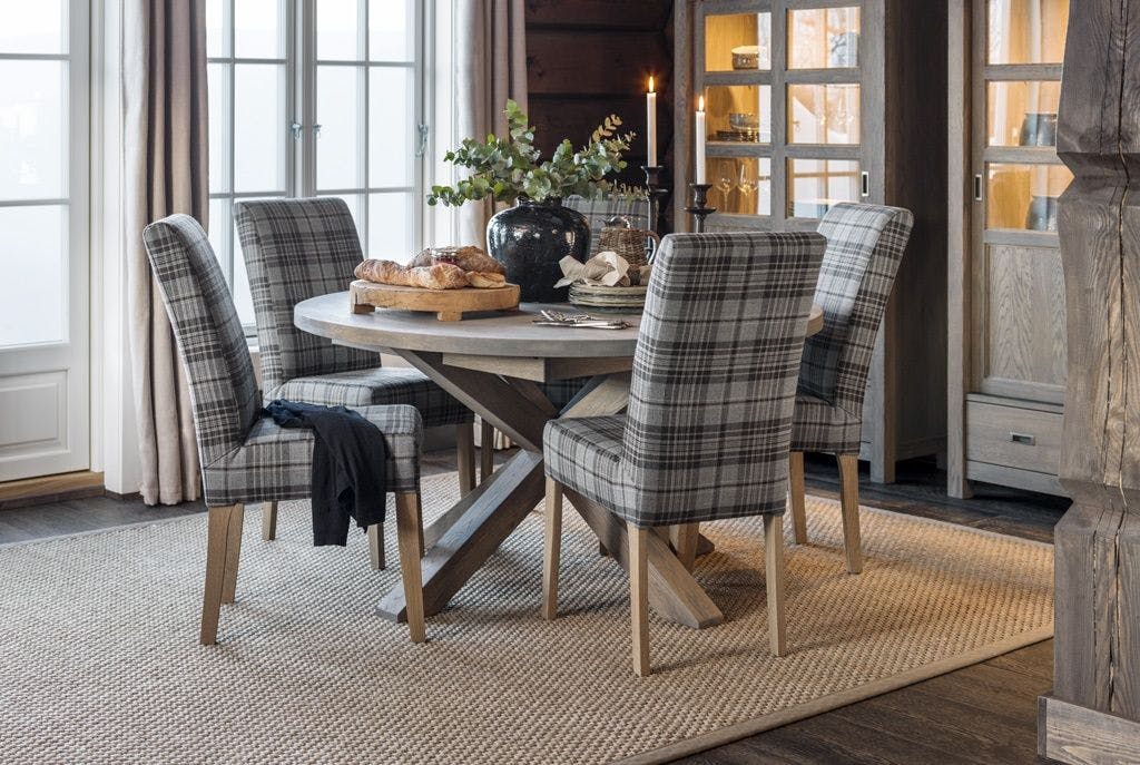 Spisestuebord Chateaux -serien med spisestoler fra Monroe -serien fra Fagmøbler
