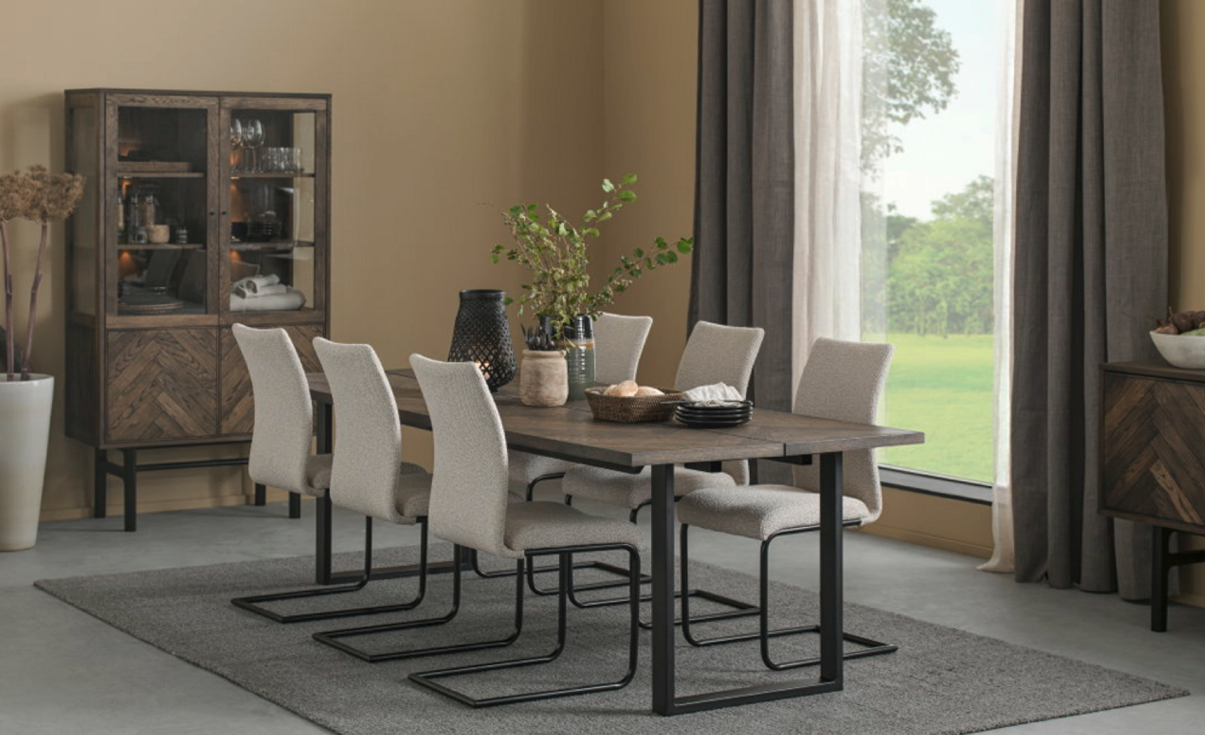 Bone spisebord i eik med spisestoler fra Fagmøbler