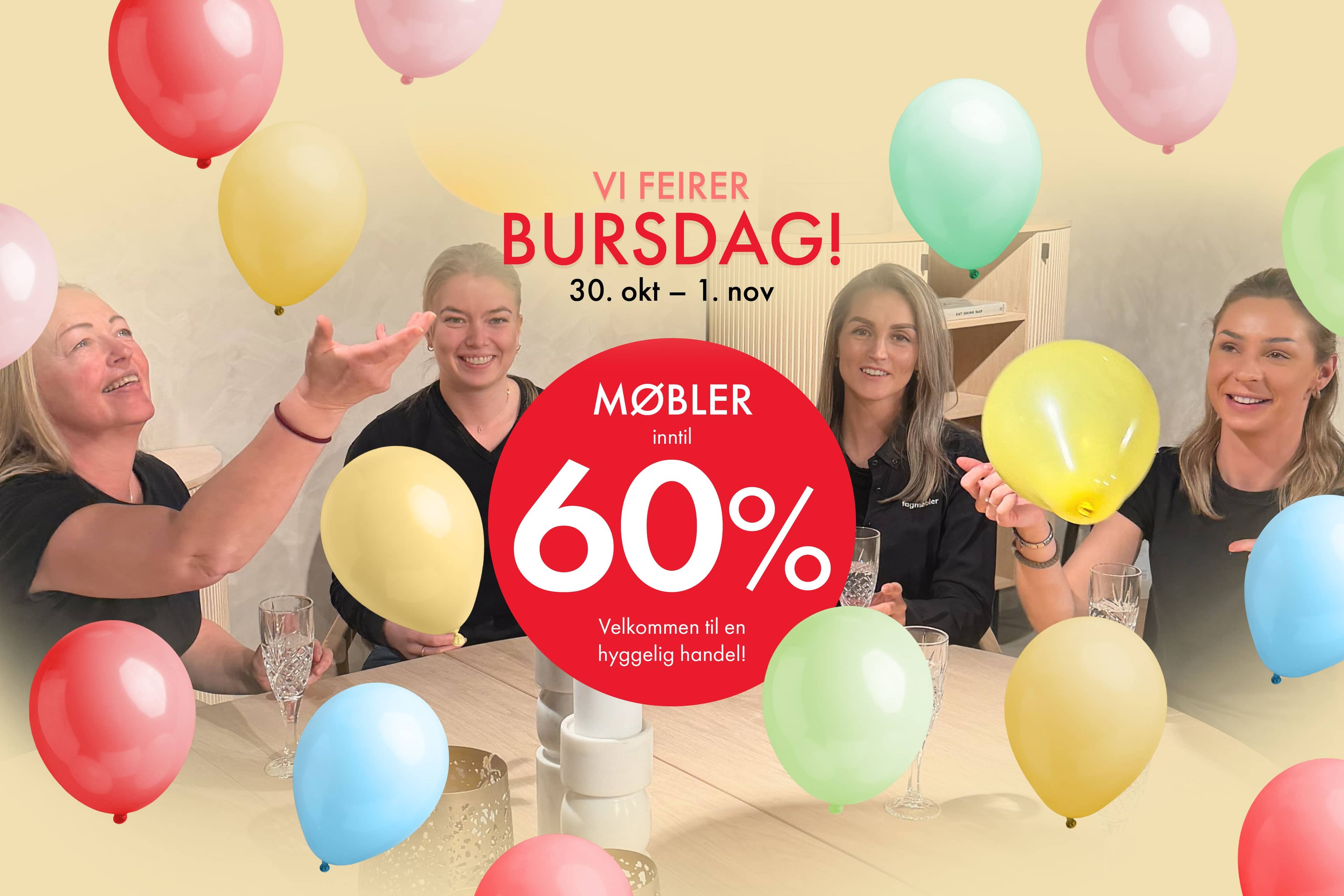 Fire smilende ansatte rundt et bord med ballonger, kampanje for bursdagssalg på møbler inntil 60% rabatt.
