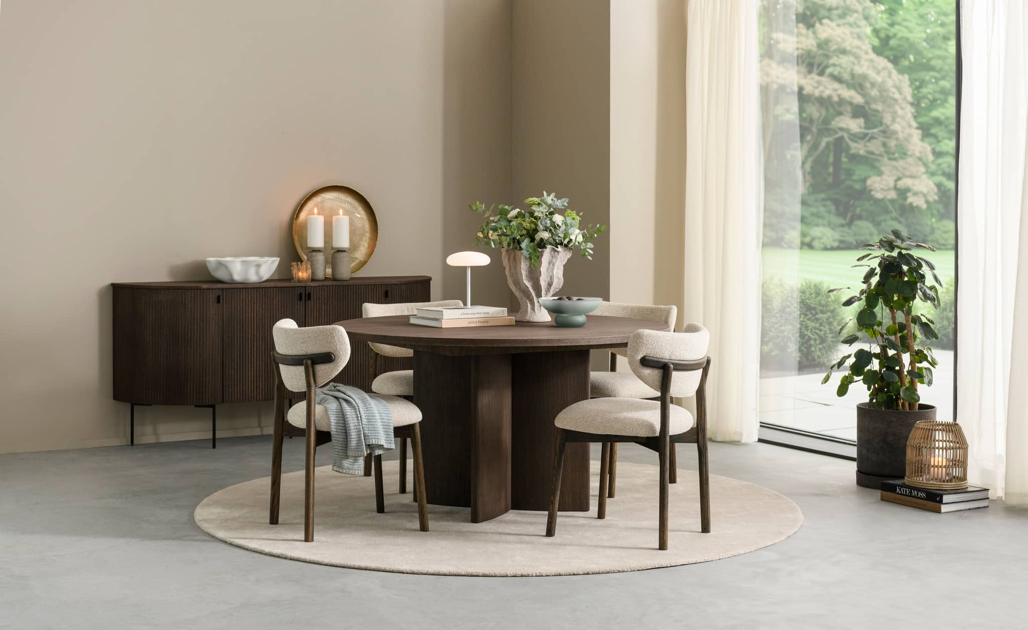 Fagmøbler Linea spisebord med Lotus-bunn Contento spisestoler