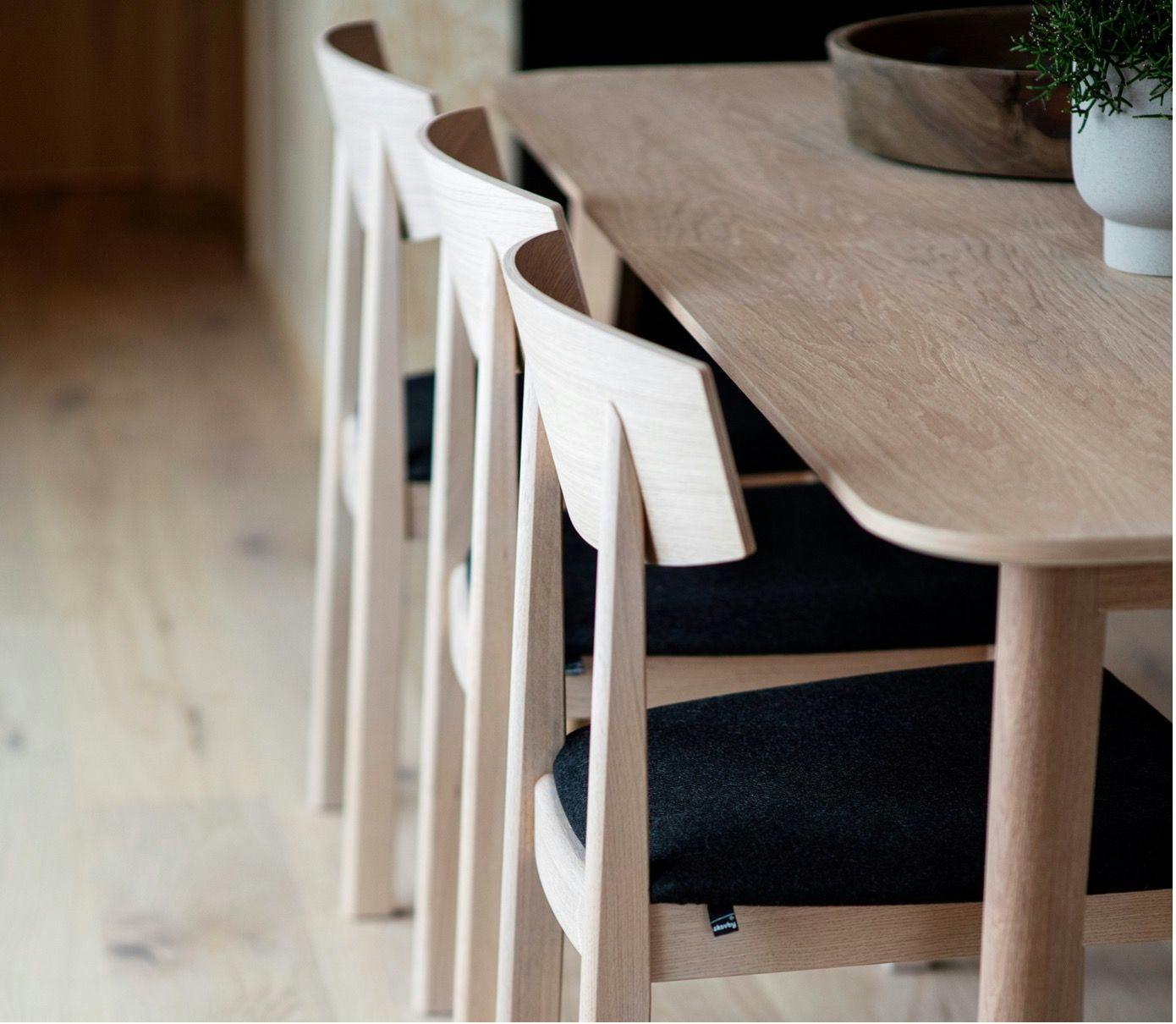Skovby spisebord fra Fagmøbler med spisestoler