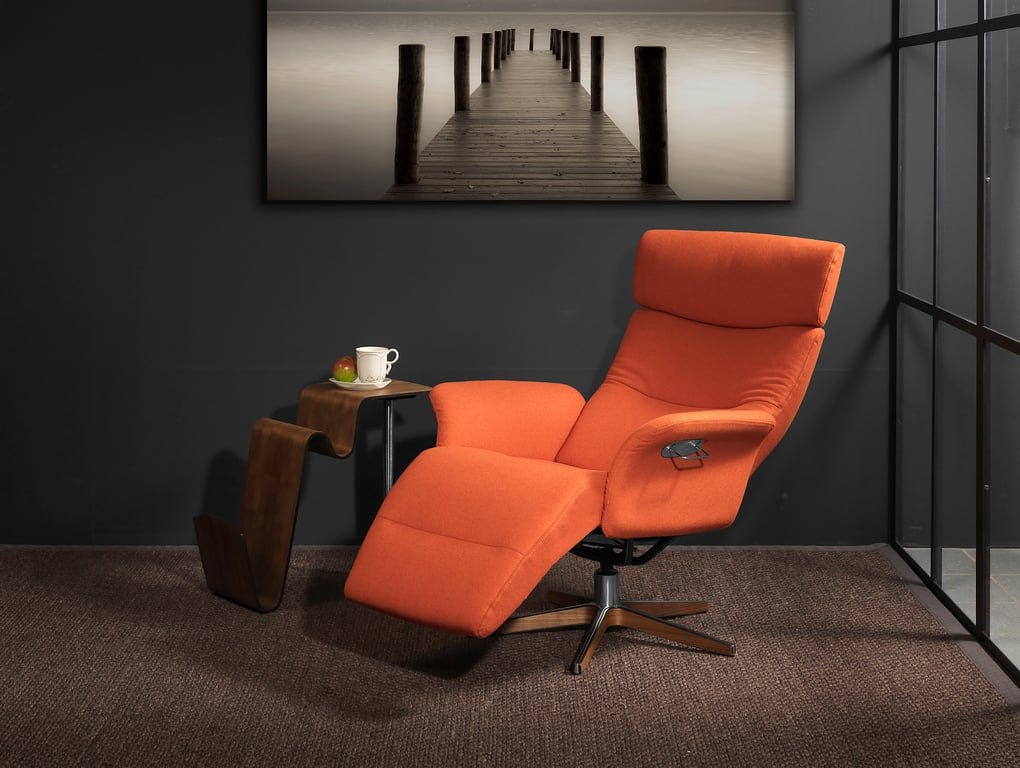 Bilde av Master recliner (Svingfot alu/valnøtt stoff Facet Orange)