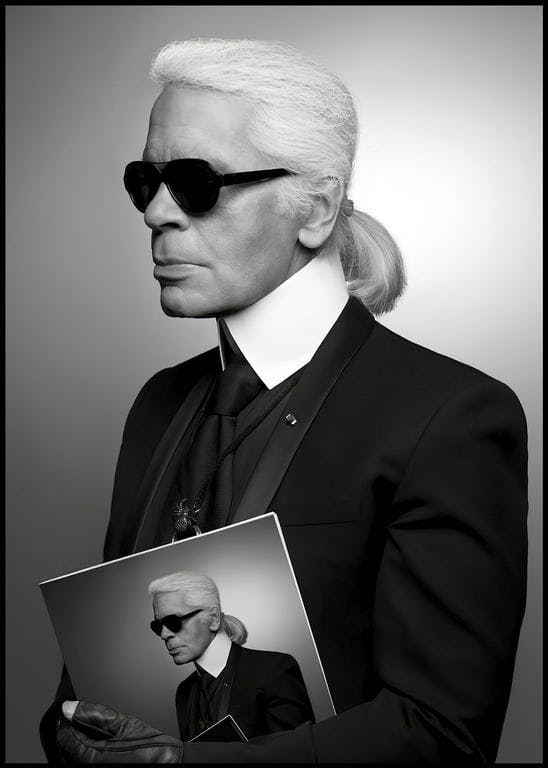 $Bilde av Poster Board Karl Lagerfeld (50x70 cm m/sort ramme)
